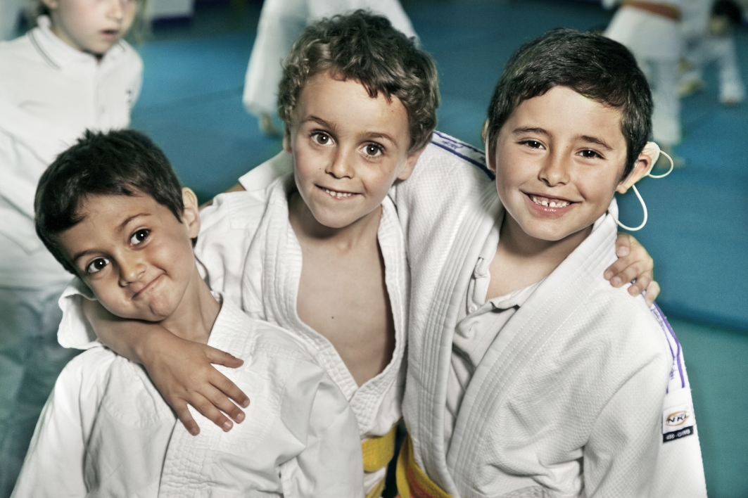 Casi el 8% de los niños holandeses de edades entre 9 y 11 años tienen problemas de audición, según un estudio.